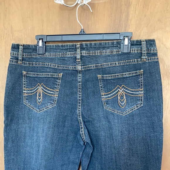 So skinny jean  with decorative stitching on back pockets size 15 - Picture 6 of 17